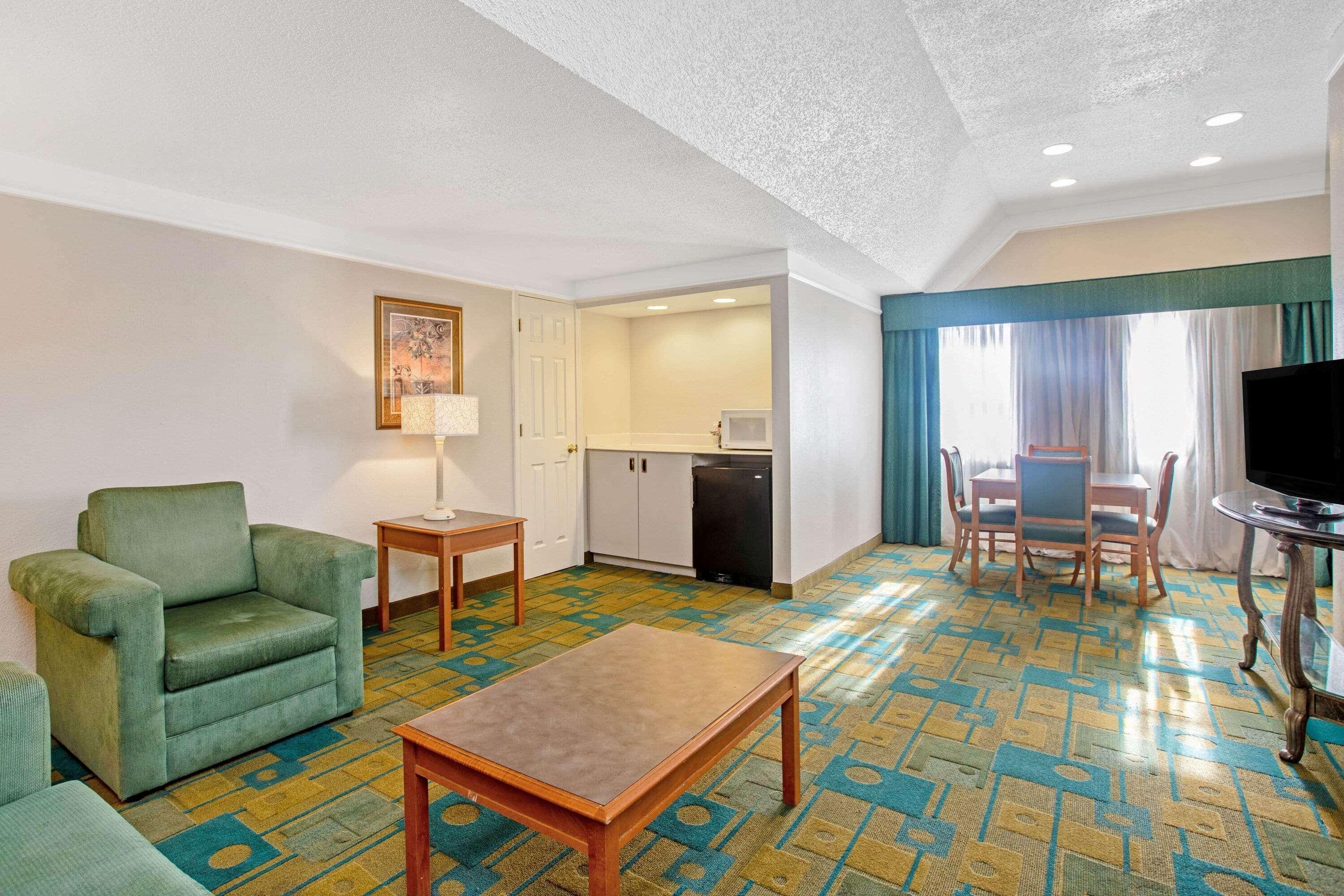 La Quinta By Wyndham Cielo Vista Hotel